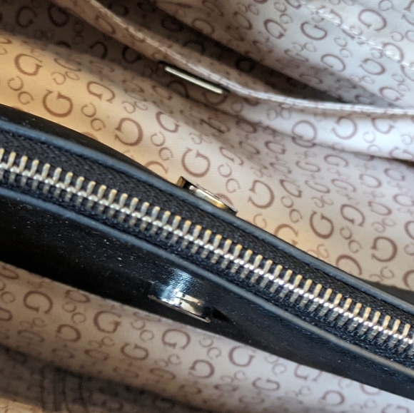 Like new Guess bag. - Picture 4 of 6